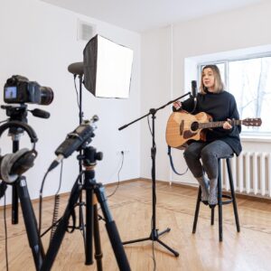 young-girl-plays-guitar-recording-video-sound-kursus-online-course